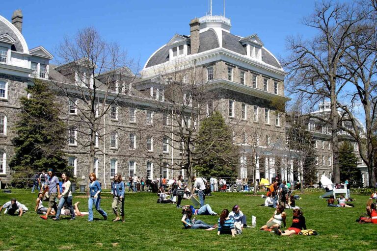 What is college life like? Expectations and Realities